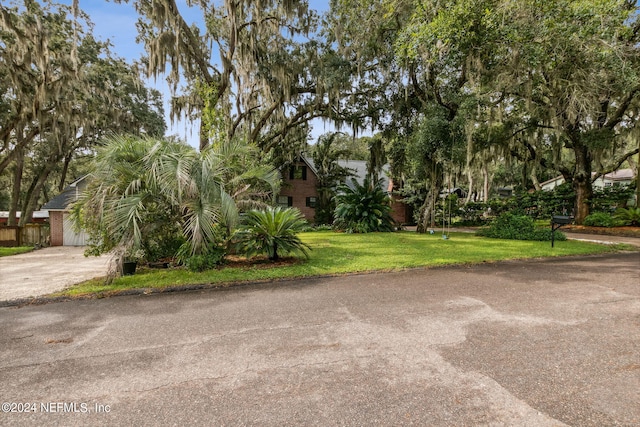 view of front of house featuring a front lawn