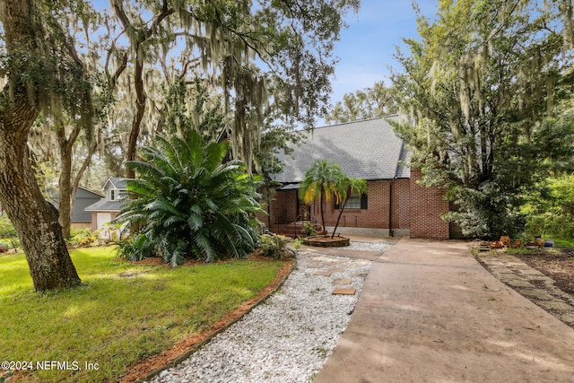 view of front of property with a front lawn