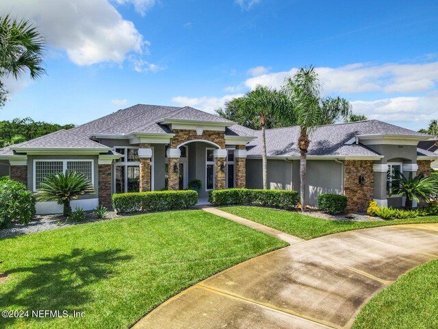 view of front of house featuring a front lawn