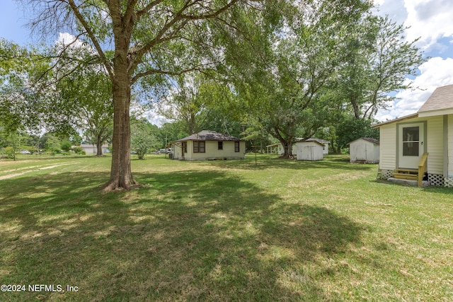 view of yard featuring a storage unit