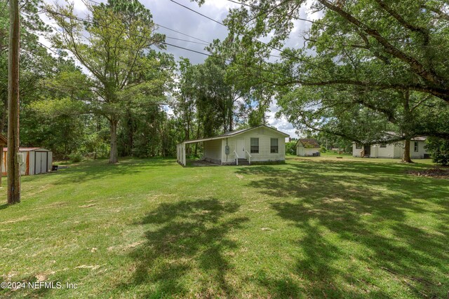 view of yard with a storage shed