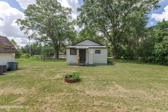 view of yard featuring an outbuilding