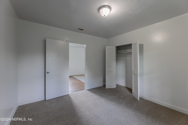 unfurnished bedroom with carpet flooring and a closet