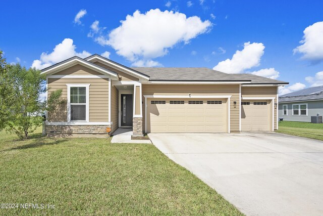 view of front of house featuring a front yard and a garage