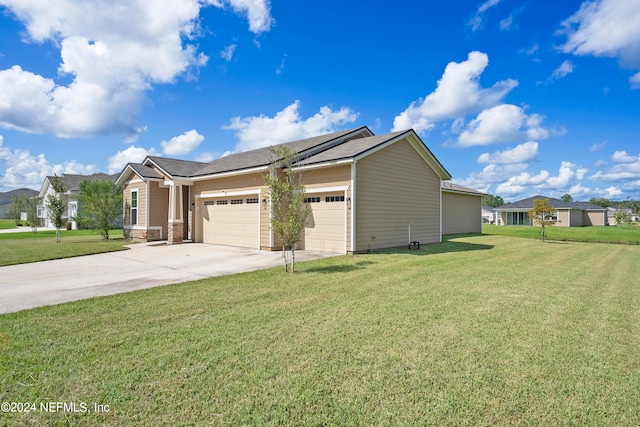 view of front of house featuring a front lawn and a garage