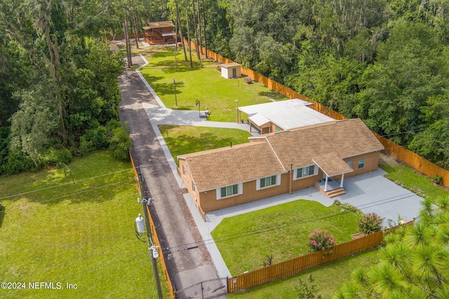 bird's eye view with a view of trees