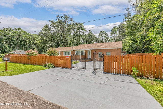 view of front of home featuring a front lawn