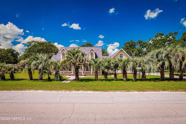 view of front of property featuring a front yard