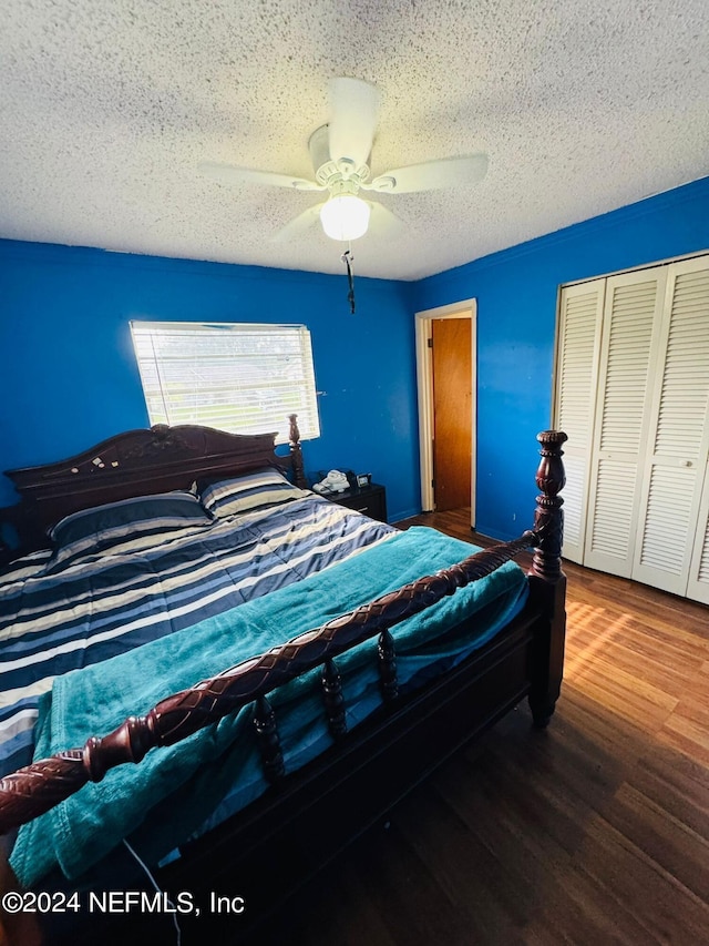 bedroom with ceiling fan, a textured ceiling, a closet, and hardwood / wood-style floors