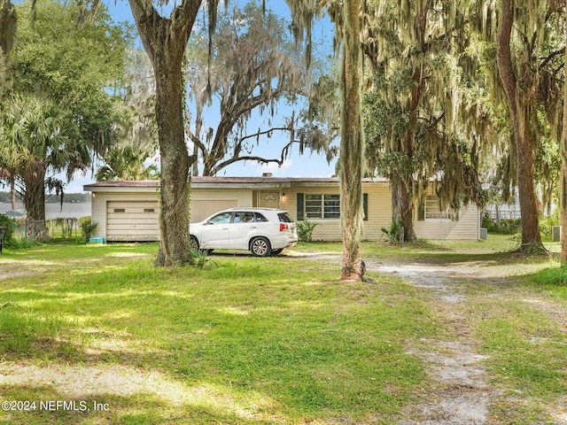 view of front of home featuring a front lawn