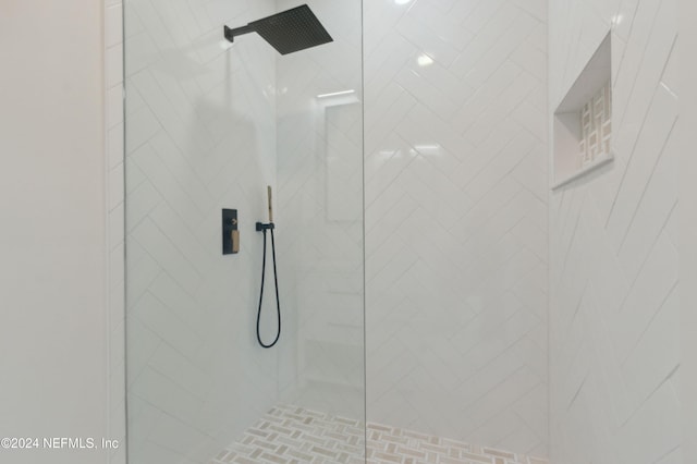 bathroom featuring tiled shower