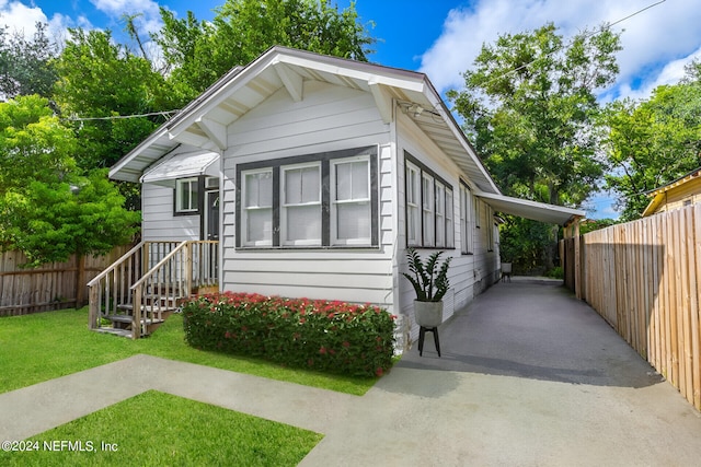 view of front of property with a front lawn