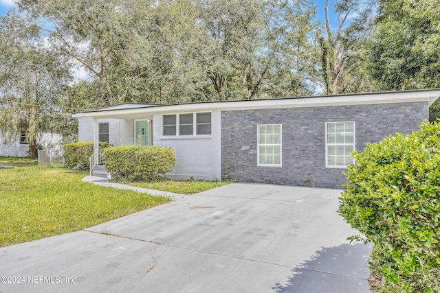 2916 Lippia Rd, Jacksonville, FL 32209 - view of front facade featuring a front lawn and stone siding