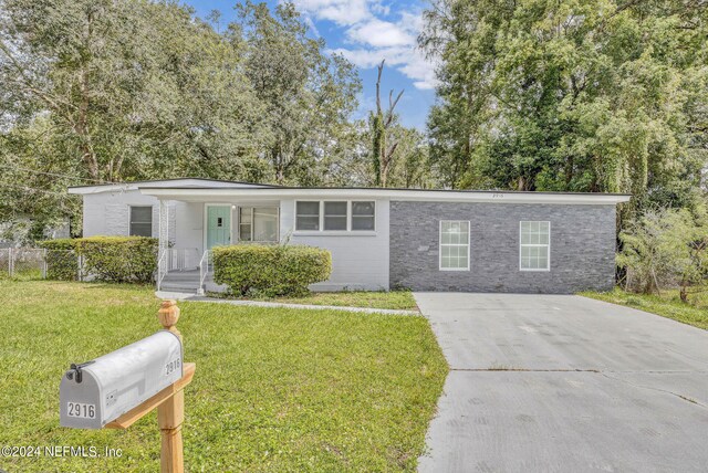 single story home featuring a front lawn