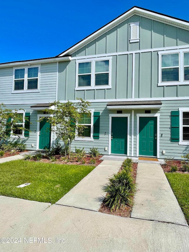 view of front of house with a front yard