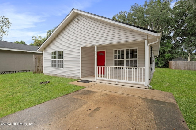 view of front facade with a porch and a front lawn