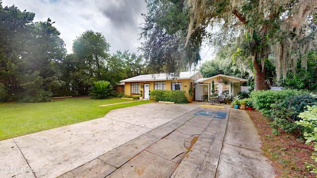 ranch-style home featuring a front yard