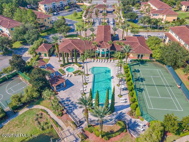 bird's eye view of a pool area