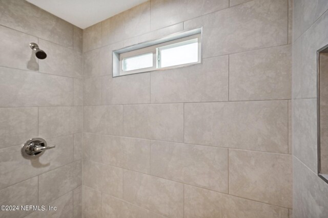 room details featuring tiled shower