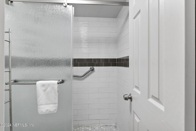 bathroom featuring a tile shower