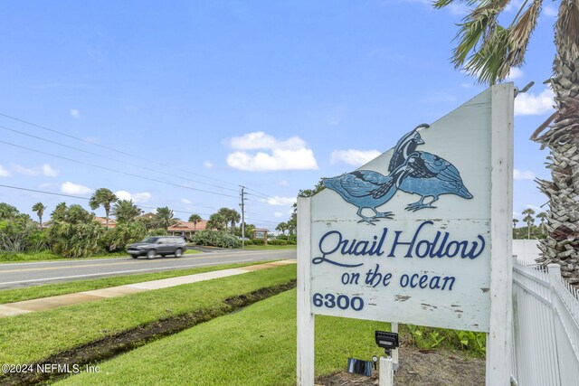 community sign with a lawn