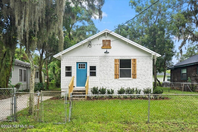 view of front of home featuring a front yard