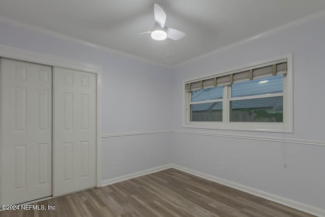 unfurnished bedroom with wood-type flooring, a closet, ceiling fan, and ornamental molding