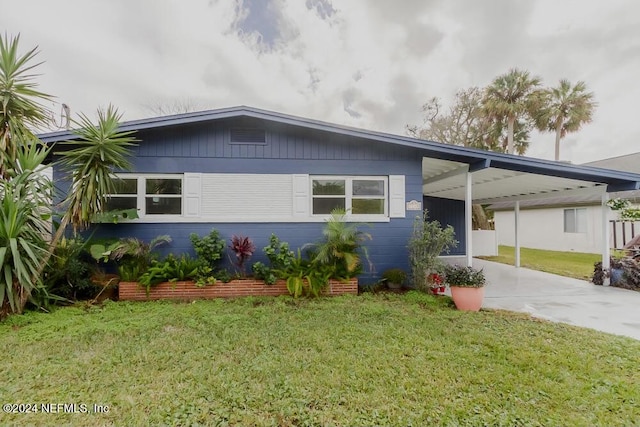 view of front of home featuring a carport and a front lawn