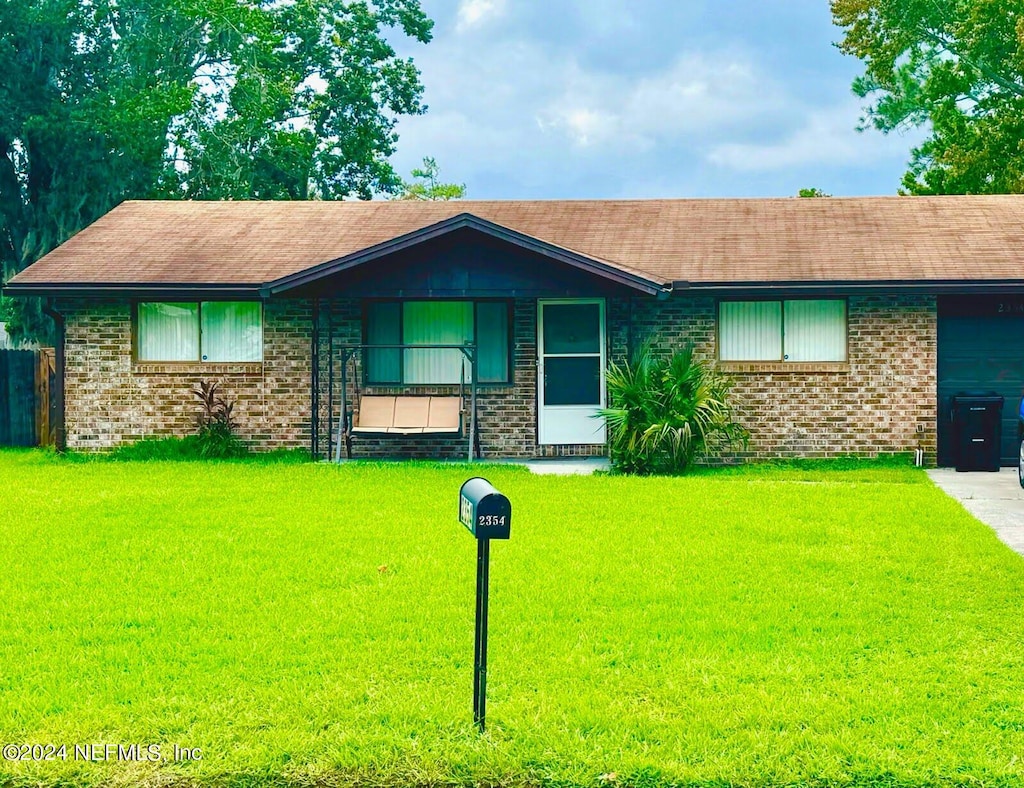 ranch-style house featuring a front lawn