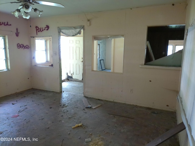 empty room featuring ceiling fan