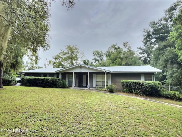 ranch-style home featuring a front lawn