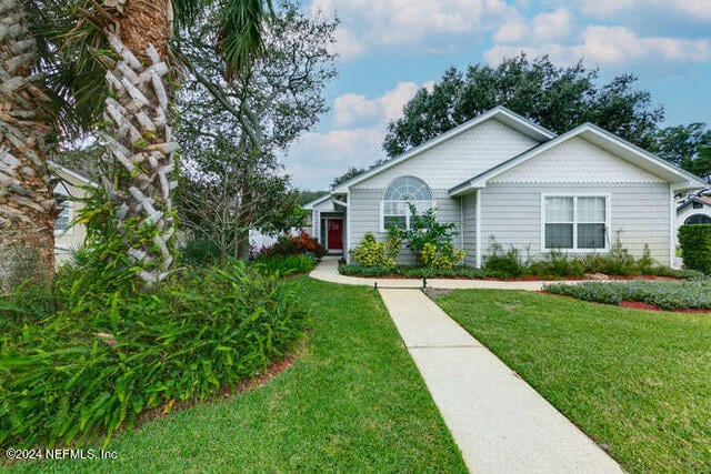 view of front facade featuring a front yard