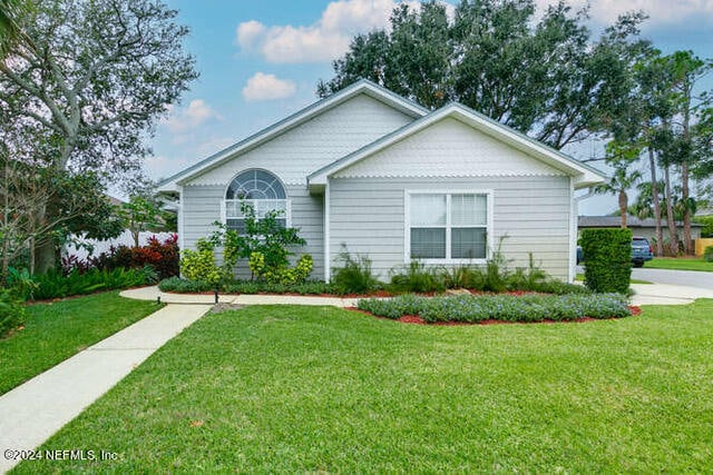 view of front of property featuring a front lawn