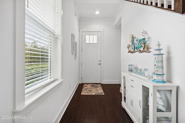 entryway with dark wood-type flooring, recessed lighting, baseboards, and ornamental molding