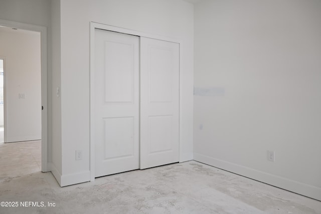 unfurnished bedroom featuring baseboards and a closet