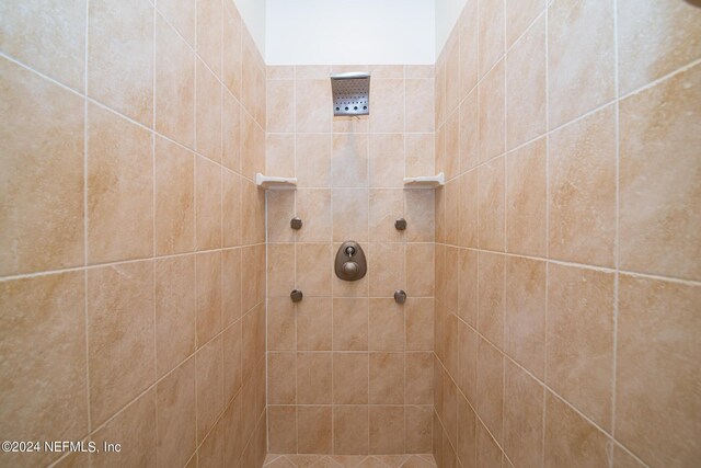 bathroom featuring tiled shower