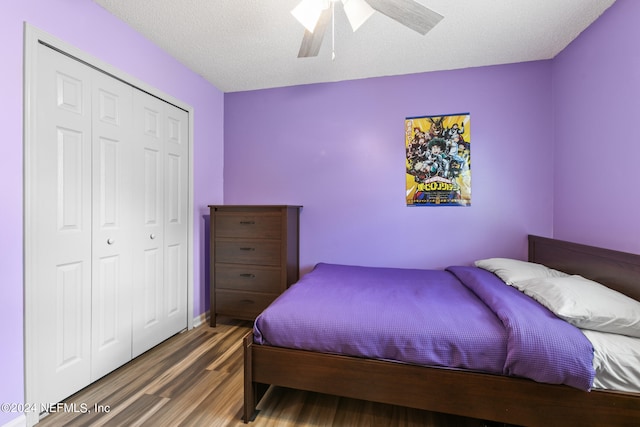 bedroom with hardwood / wood-style floors, a textured ceiling, a closet, and ceiling fan