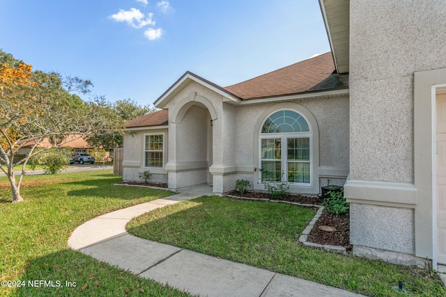 view of front of home featuring a front lawn