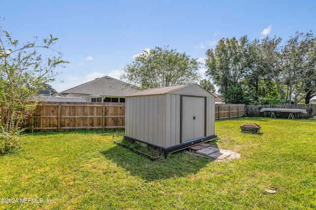 view of yard with a storage unit