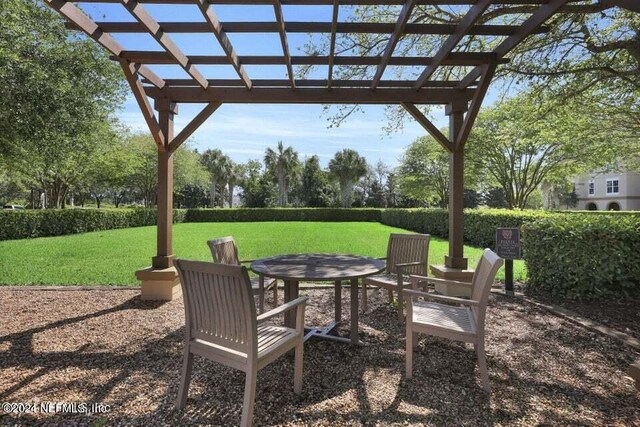 view of yard featuring a pergola