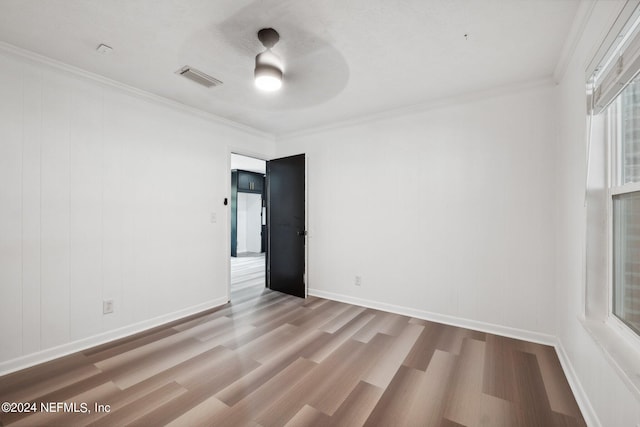 unfurnished room with light wood-type flooring, ceiling fan, and crown molding