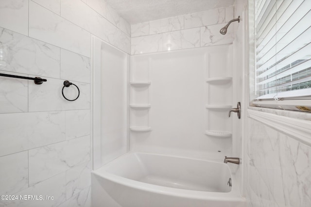 bathroom with tiled shower / bath combo