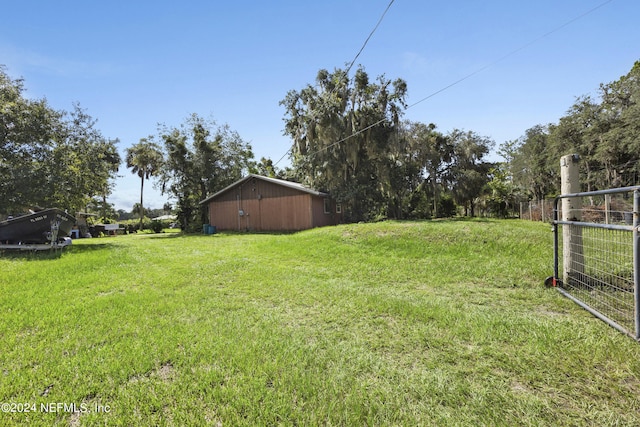 view of yard featuring an outbuilding