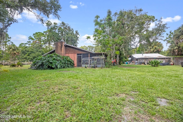 view of yard featuring an outdoor structure