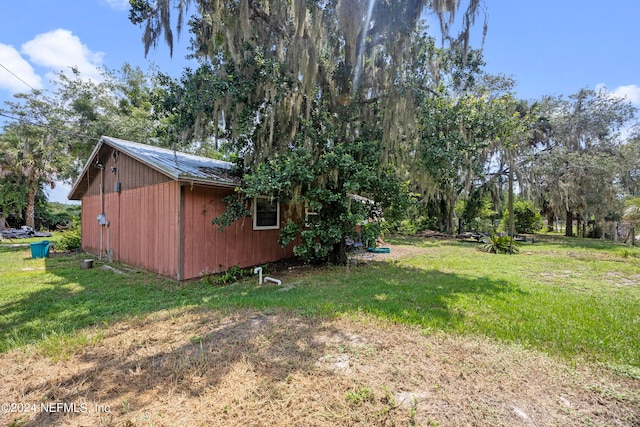 view of yard with a storage shed