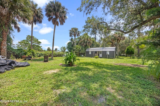 view of yard with an outbuilding