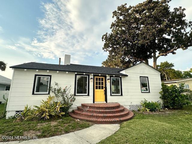 view of front of property with a front lawn