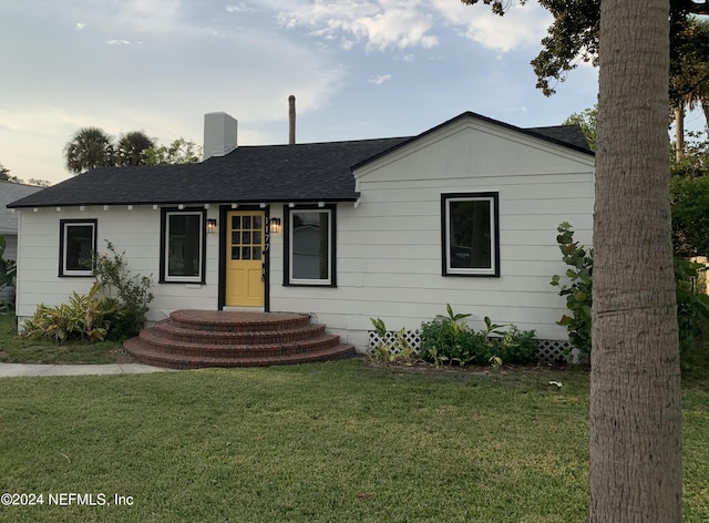 view of front of property with a front lawn