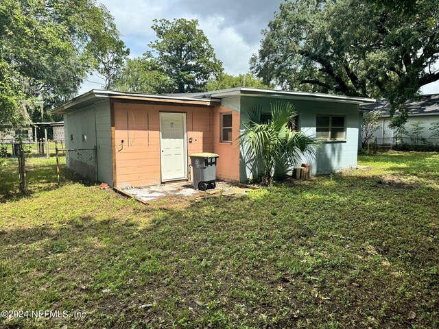 back of house featuring a yard