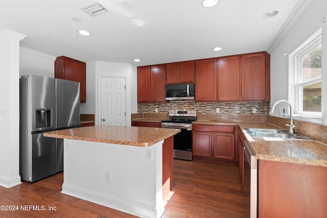 kitchen featuring sink, appliances with stainless steel finishes, a center island, and dark hardwood / wood-style flooring